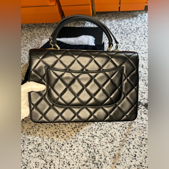 CHANEL Medium Trendy CC in Black Lambskin - Picture 4 of 12